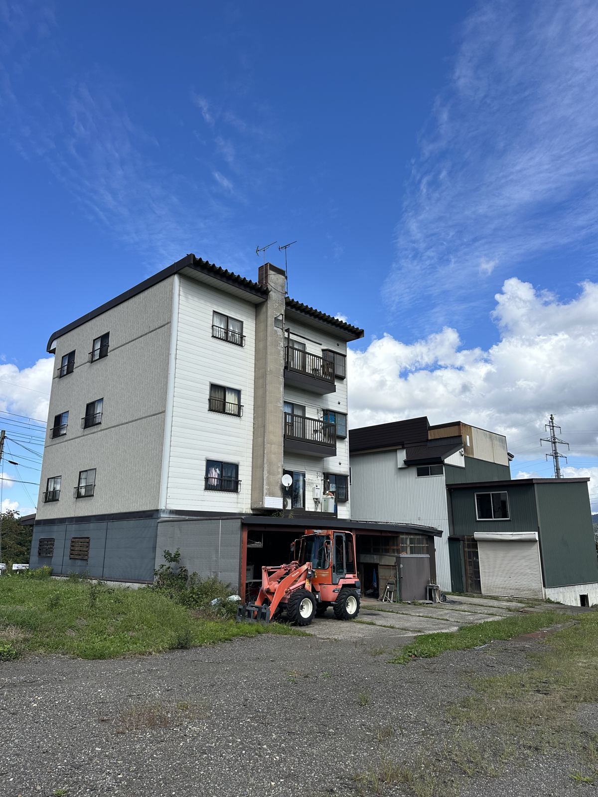 Four-storey residential building and office building on the Tagiri site, September